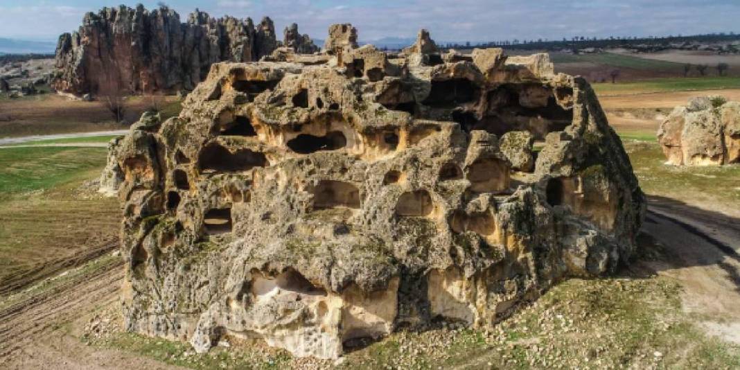 Türkiye’nin en eski yerleşimlerinden! Binlerce yıllık kaya evleri ve peri bacaları… Ama burası Kapadokya değil! 6
